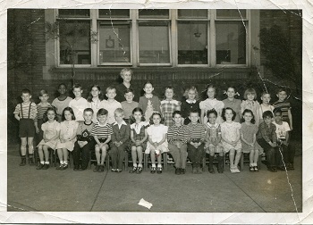 An elementary school class picture in the 1940s